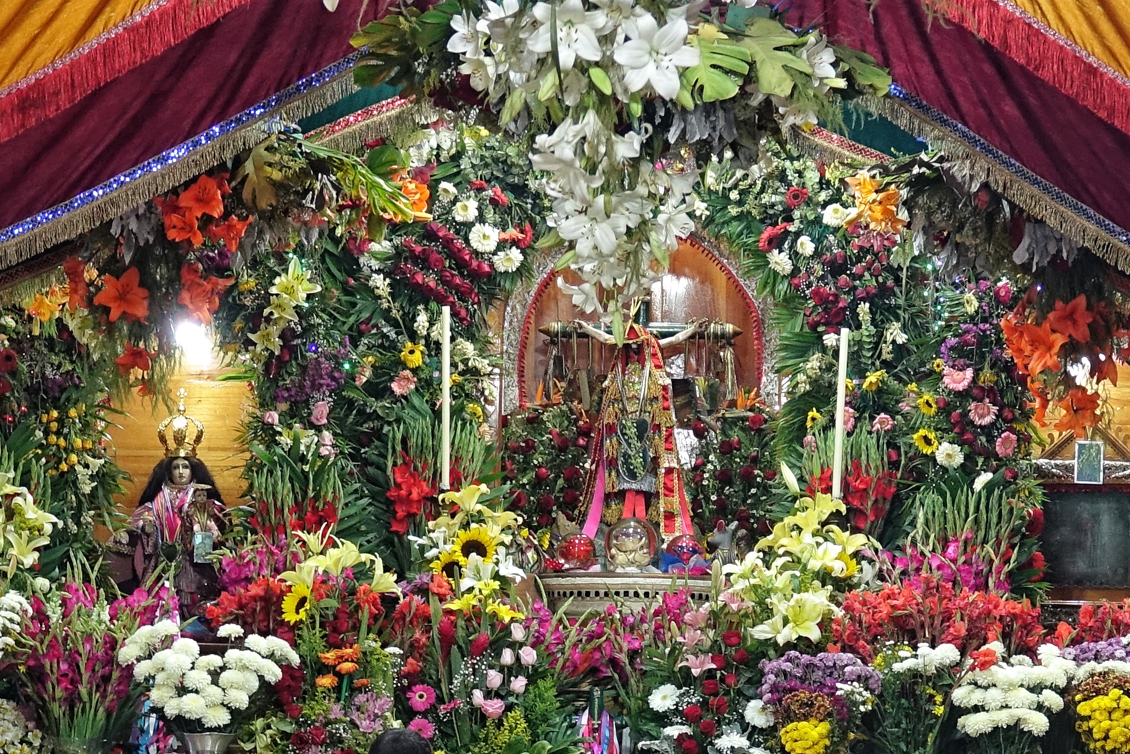 Autel fleuri dans une église du Chiapas